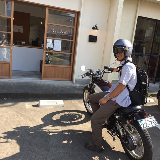料理教室sajiさんの隣はANDPANというパン屋さん。そのオーナーが撮影してくれた。バイクの影がいい！