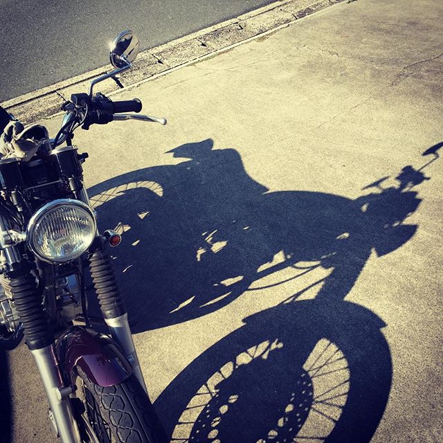 SR400のシルエット。パン屋のオーナーが影がいいね〜と一言。