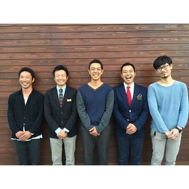 皆さん、ラグデザインオールスタッフ5人衆です。改めてよろしくお願いしますm(__)m左から柳澤、永井、伊藤、後藤、金原平均年齢38歳！