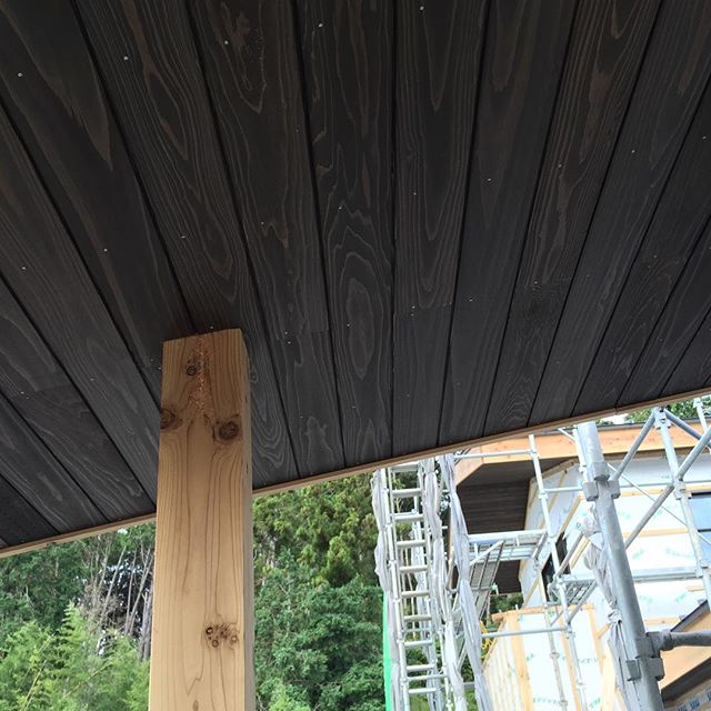 今日の磐田市新貝S様邸。化粧野地2回目の塗装をします。杉材に黒檀色。