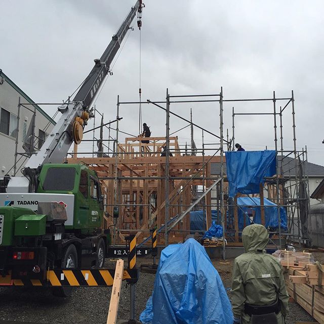 袋井市A邸上棟！三方家で囲まれている環境の中でも、ゆったりとペットと過ごせる家になります。雨の中オーナー様、職人さん、ありがとうございました。