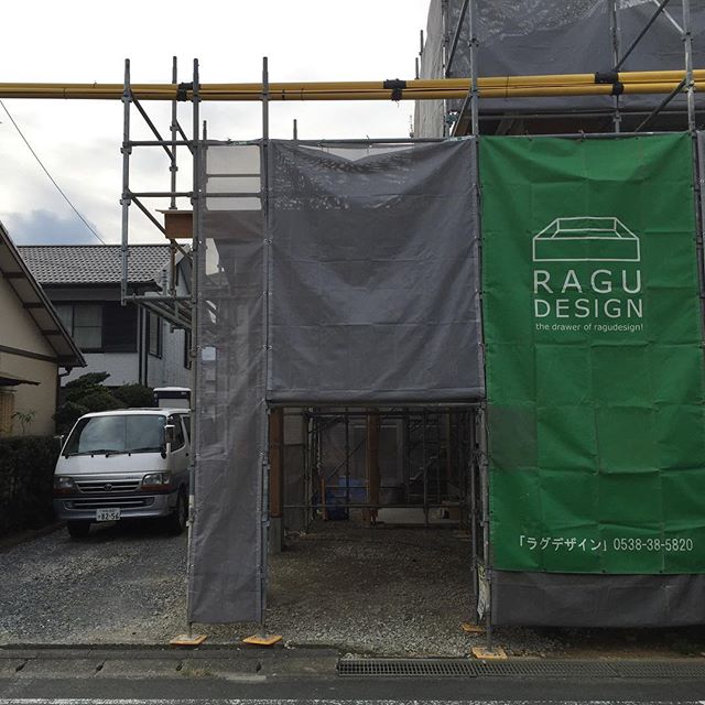 おはようございます。磐田市K邸の足場完了し、ラグデザインのサインも綺麗に取り付けできました。