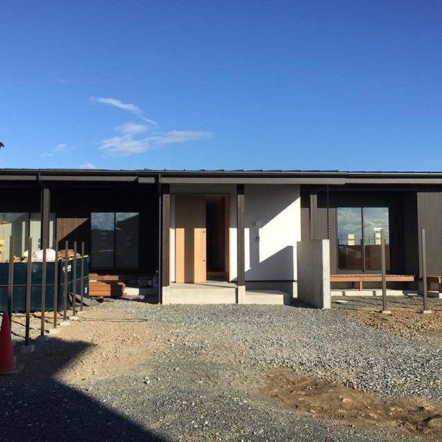 おはようございます。綺麗な青空が冬らしいです。今日の朝一は磐田市S邸。家の顔となる、外構工事スタートしてます。