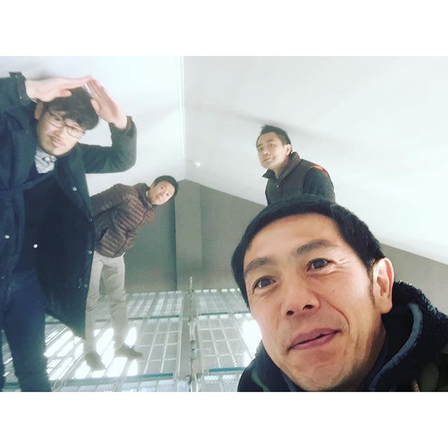 今年最後の出勤日。今年も沢山の方々にお世話になりました。感謝致します！午前中は掃除をして、午後からスタッフ全員で浜松の名店「とんひろ」さんでランチ。そしてNEW折々現場へ。ステップ足場解体前に9300mmの吹き抜けを体感して来ました。来年の１/27グランドオープン前からテンションアップ！皆様、パワーアップした折々ギャラリーへ遊びに来て下さいね。皆様来年も、よろしくお願い致しますm(__)m