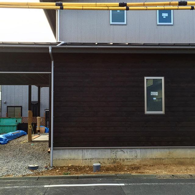 磐田市K邸も足場が解体され、ようやく外観が見れる様になりました。奥様のお父様が製材業だけあって、内外共に吟味された天竜材を使用しています。内観も綺麗に仕上がってます。見学会は2月末予定です。