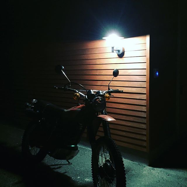 愛するbike。設計した折々ギャラリーOFFICE前のブラケットライトと鎧張りの外壁がいい雰囲気を演出！