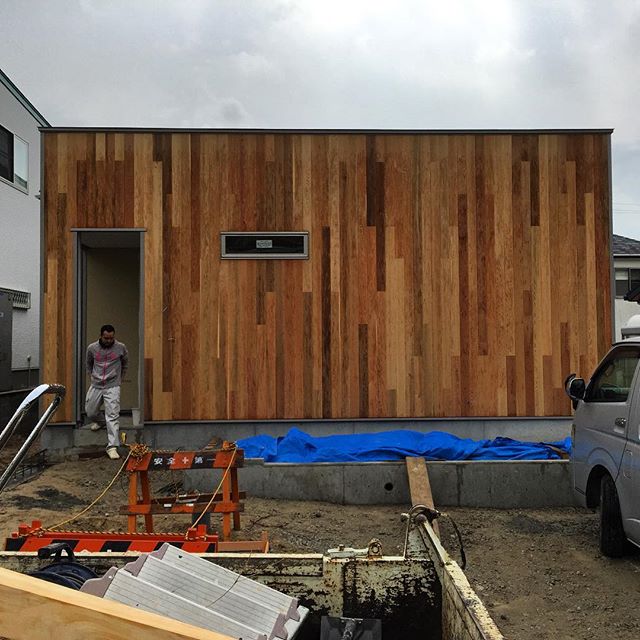 完成します！ペットと暮らす為の家。閑静な住宅街の北面道路に平屋を意識した木造二階建てにインコちゃん3匹とご夫婦2人それぞれの書斎を2階に配置し、展望台の様な書斎です。建設地:袋井市春岡2016/3/19.20.2110:00〜18:00見学会をご希望の方は伊藤まで連絡して下さい。宜しくお願いします0538-38-5820またはito@ragu-design.com