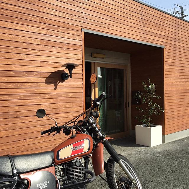 中々乗れない愛車を少しでも楽しみたいと、ガレージから出して撮影会。色のバランスが絶妙！