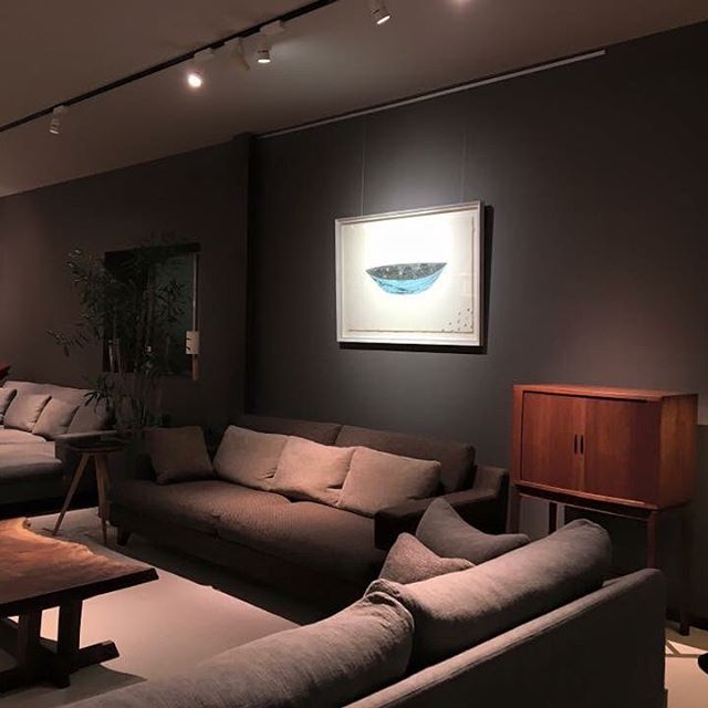 雨の日アート…今日注文していたアート作品が額装されショップにやってきました。イメージ通りに納まり感動！「むらかみみか」作折々ギャリーに一枚の絵画が届きました。雨の日アート鑑賞 『 空が泣き 鳥が静み 森の葉々が輝き 大地が微笑む 』銅版＋エンボス雨の日もいいもんだなぁ〜。