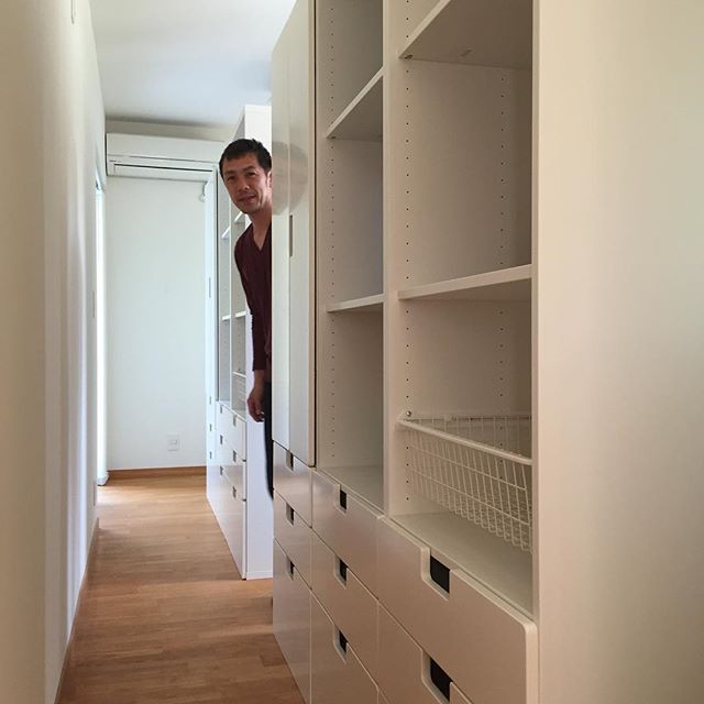 休日を利用して子供室の収納を利用しながら部屋を2分割。綺麗に収まりました。本棚、クローゼット、抽出し、デスク、ロフトベットを9畳に2セット！入り込んだ感じが面白く、遊び心満載！疲れた…
