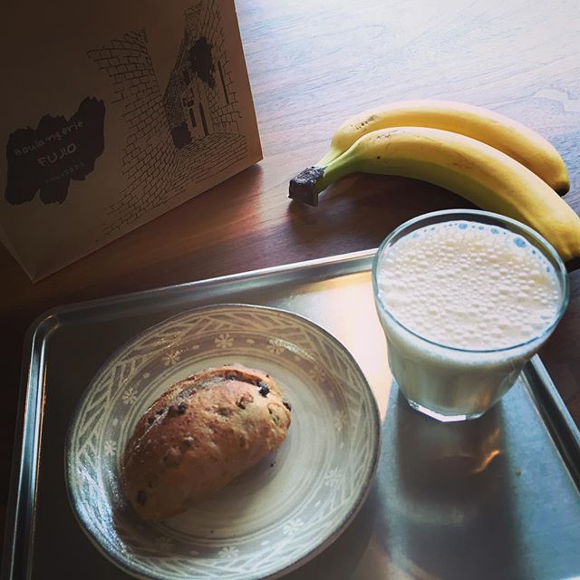 ミキサーでバナナジュース作って3時のおやつ。お客様から頂いたフジオのパンを添えて。いただきまーす。
