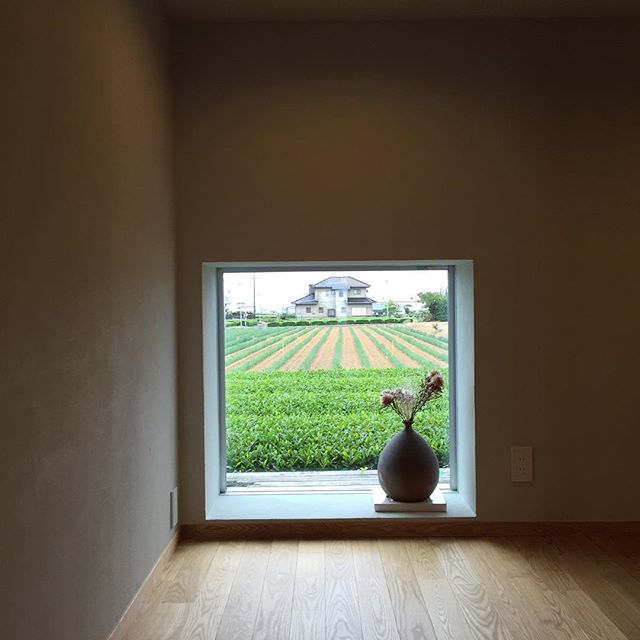 みなさま、こんにちは。たまには建築の話し。家を建てる時に、天井の高さや、窓の大きさなど、どの位話し合う事があるのでしょうか？写真は磐田Officeの一部ですが、天井高1800mm地窓900x900mm。景色を切り取りながら小さなスペースで心地良さを出す為天井も低く設定しております。仮に窓を大きくすると隣家が見えてきます。この様積み重ねが建築なのです。意匠的な部分でも検討材料は盛りだくさん。構造も含めると…面白いですね。