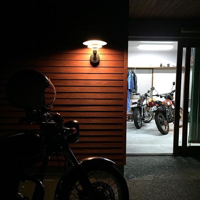 皆様こんばんは。梅雨晴れ間、楽しんでますか？今日は夏の様な暑さでした。暑い日は夜ランがオススメ！という訳で趣味のバイク時間。アフター10の夜ラン！オフィスガレージに友達とやってきました。ガレージでは仲間と好きな音楽を聴きながら遊びや、仕事の話で盛り上がります。仕事なのか、遊びなのか（笑）とても有意義な時間です。夜風が心地よく、静かな夜。また、次へと気持ちが高ぶりますね！