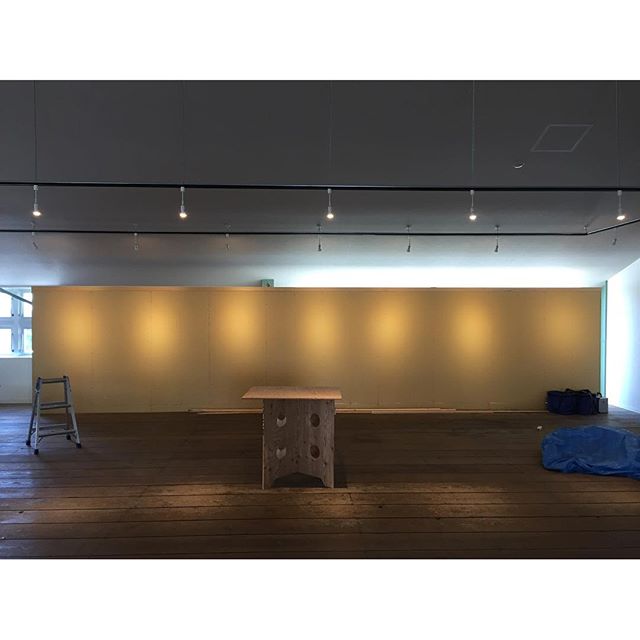お待たせしました。新設のギャラリーウォール！あとは仕上げ材を施工して出来上がり〜〜。何が展示されるのかなぁ〜〜⁈楽しみ(^O^)／ #ラグデザイン#折々ギャラリー#ギャラリー#ソファ専門店#腰の椅子#Ａwaza