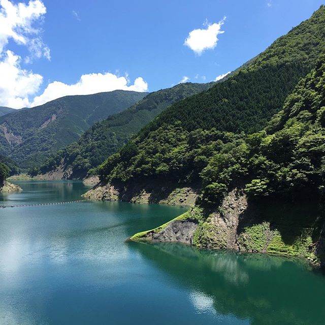 お休みにプチツーリングで川根温泉の奥、接岨峡温泉へ。磐田市からバイクで1時間ぐらいでこの絶景を眺めれます。気分爽快！やっぱり自然は偉大です。小さな悩みは吹っ飛びますね！