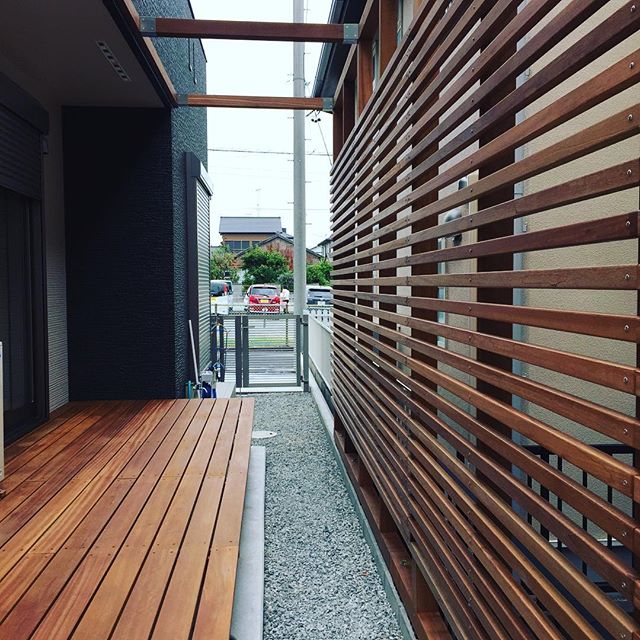 お客様の紹介で、デッキテラス工事を注文いただきました。建売住宅を購入するもリビングからの眺めを良くしたい！をカタチに。狭いながらにも、気持ち良さがでました。あとは植物とお気に入りのデッキチェアー置いて完成！#デッキテラス工事#外構 #ラグデザイン