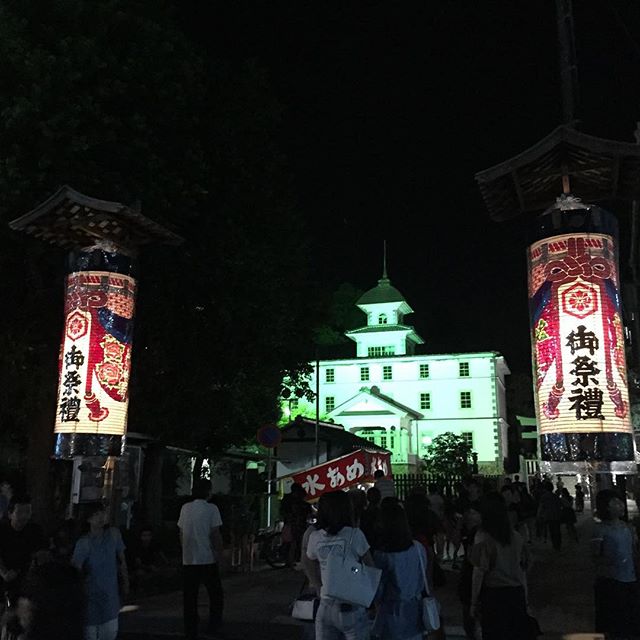 地元の奇祭見附天神 裸祭りオイショッ！オイショッ！の掛け声が聞こえます。幻想的な見附小学校と提灯。いよいよ秋本番です。#裸祭り#奇祭#ラグデザイン