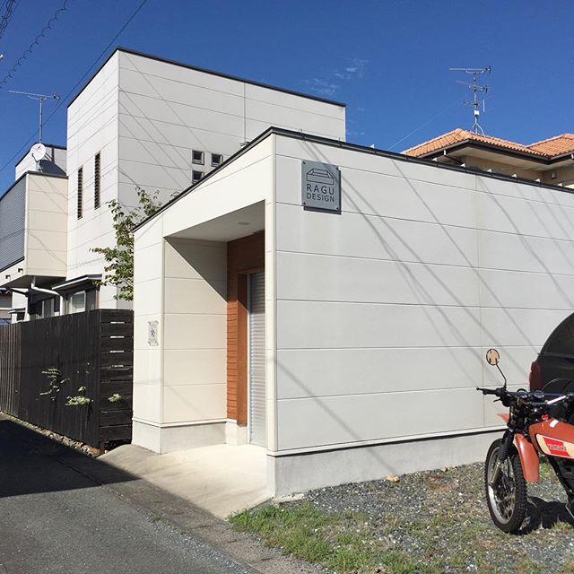 アフターでやってきました。かれこれ10年経った「門扉のある家」手前の平屋はハーレーガレージ。オーナーのご好意でラグデザインのロゴマーク付き！#ラグデザイン #バイクガレージ#ハーレーダビッドソン #磐田市