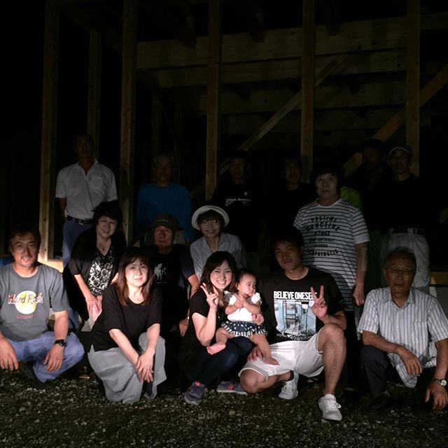 天気が心配でしたが、オーナーが晴れ男という事で、無事に上棟式終わりました！オーナー始め、職人さん、ありがとうございますした！最後に皆さんで記念撮影。