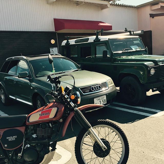 ウキウキしちゃいます！ラグデザインオフィス駐車場にてお客様とバイクガレージ建設の打ち合わせ。#ラグデザイン #バイクガレージ #YAMAHA #XT500 #ランドローバー