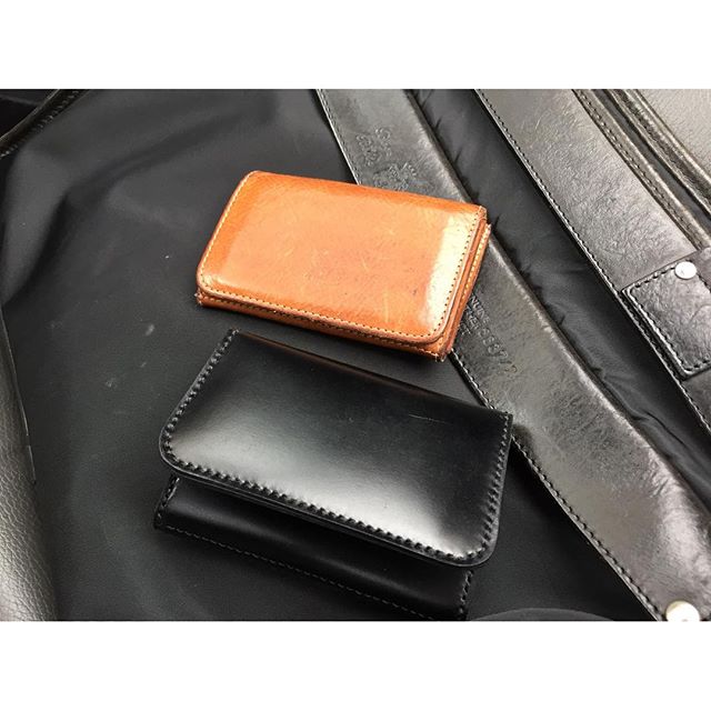 1度手にしたかったコードバンの名刺入れ。なんと嫁さんが作ってくれました！ありがとう。仕事頑張ります。因みに黒いほうね。使えば艶が良くなるんだよね〜。楽しみ。ヌメ革の物はイル・ビゾンテの11年モノ。両方使います。今日は誕生日だった…
