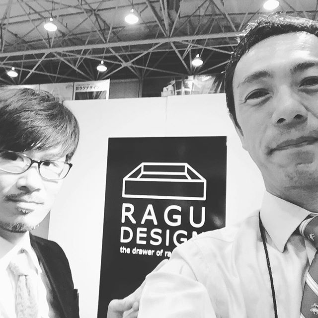 ラグデザイン設計部隊！いや、訂正。なんでもやる部隊2人組〜〜。設計、監督、営業…全て2人でこなしてます(^O^)／