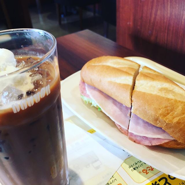 休日はバイクでドトール。スタバよりドトール派 。ミラノサンドが好物だし、気楽さがいい。空いてるし…因みにスタバは満席だった。うーむ。磐田市にもドトールを️＃ドトール＃スタバよりドトール派＃ラグデザイン