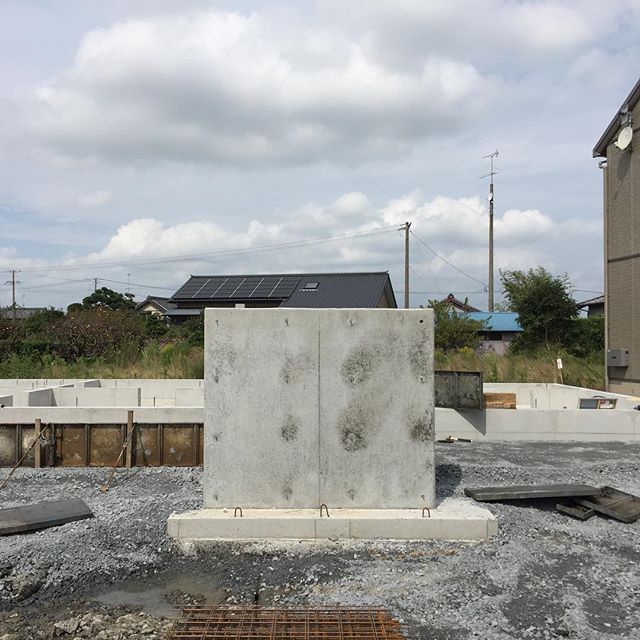 福田町のK.M house基礎工事もほぼ完成。エントランスのRCスクリーンも型枠バラシ、顔が見えました。色もこれから安定するでしょう。上棟は10/23！