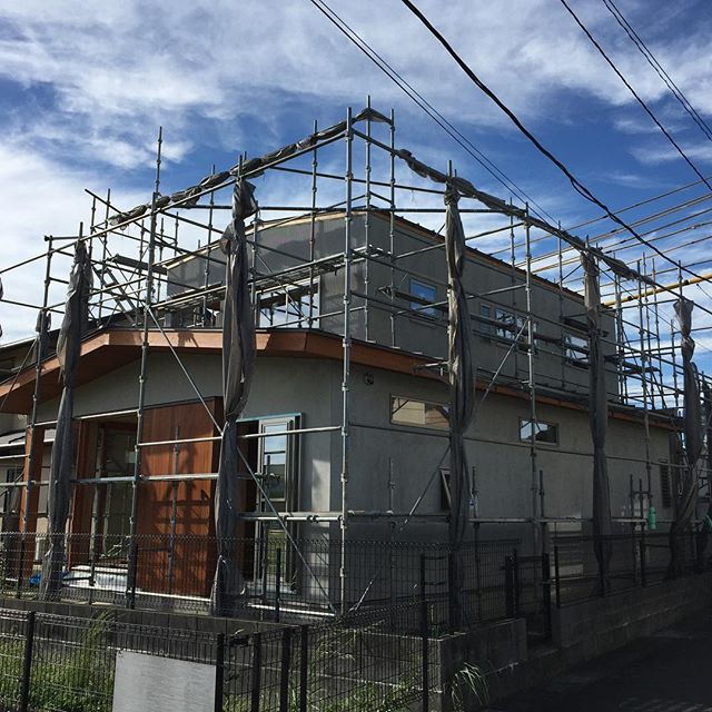 島田市のN.T houseも大工工事が終わり、これから仕上げ工事。外壁塗装が始まります。優雅な家になります。#ウッドデッキ#テラス#住宅設計#建築#住宅#インテリア#バイクガレージ#注文住宅#オーダー家具#ウォールナット#アイアン#レザー#折々ギャラリー#ソファ#椅子#SE構法#耐震住宅#店舗設計