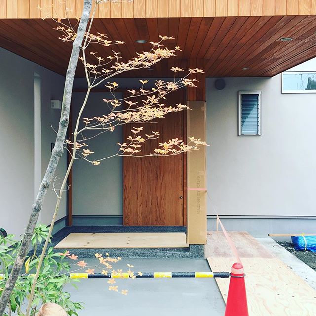 完成見学会のお知らせ。11月18.19.20日LDKから繋がるZ型に配置したデッキテラスは必見です。3日間だけのスペシャルな時間を是非堪能して下さい。予約制となっておりますので伊藤まで連絡下さい。ito@ragu-design.comまで。#ラグデザイン #完成見学会#デッキテラス#注文住宅