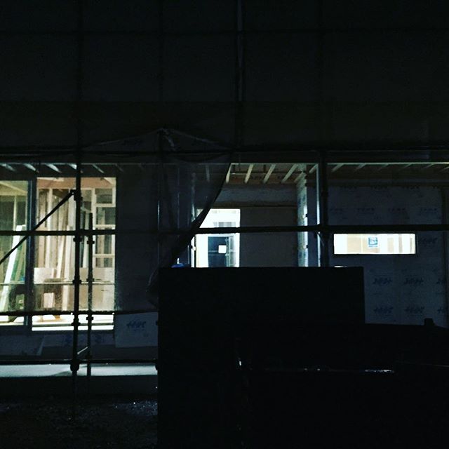 昨日の撮影会の余韻を受けながら平屋の現場へ。久々の雨