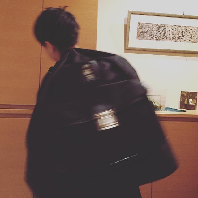みなさんのお子様は何かスポーツしてますか？因みに我が息子(小5)は、水泳〜サッカー〜剣道と渡り歩き、1番相性がいいらしい剣道。親として嬉しい限りです。礼儀正しく〜〜！いつも仕事で練習姿を見れないけど来年早々の大会には観に行きたいです。小1の娘も楽しく通ってます。造士館館長始め、ボランティアで指導して頂く先生方に感謝です！子供と共に成長する人生かな…#剣道#造士館