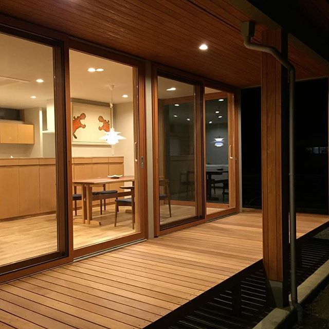夜景もいいねー。完成見学会は明日までですよ！気になる方はメール下さいね。ito@ragu-design.com#プロファイルウィンドウ #デッキテラス #ルイスポールセン #ラグデザイン#ph5 #完成見学会