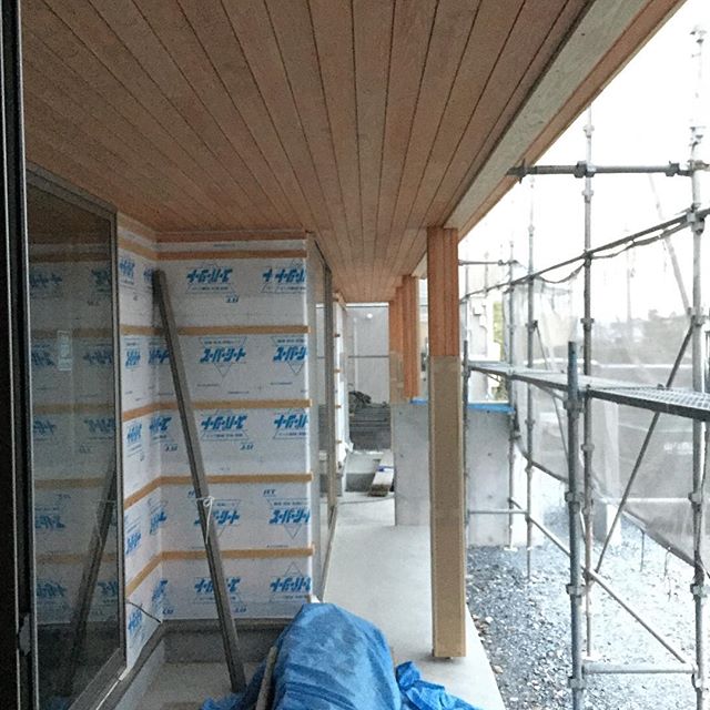 暖かな日曜日になりました。外壁の確認をオーナー様と打ち合わせ。平屋の建物で、軒下が心地よい家なんですよ。写真は和室からの眺め。杉板の軒が伸びやかでです。