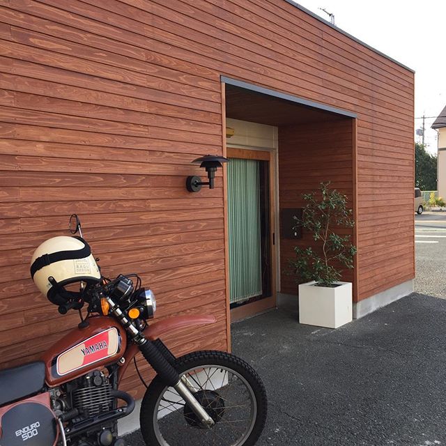 ビンテージバイクと木製ウォールに取り付けたPH3-1/2ウォールランプがガレージ感を醸し出しているラグデザイン浜松オフィス。#PH3-1/2#ルイスポールセン#バイクガレージ #ビンテージバイク#yamaha