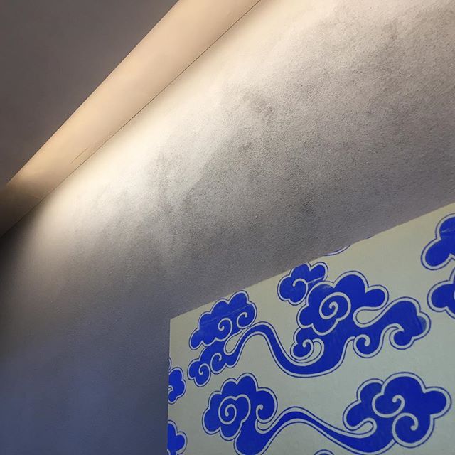 唐長の瑞雲とポーターズペイント雲から漏れる光を間接照明で表現#唐長#瑞雲#間接照明#ラグデザイン #商店建築 #折々ギャラリー#ソファ専門店