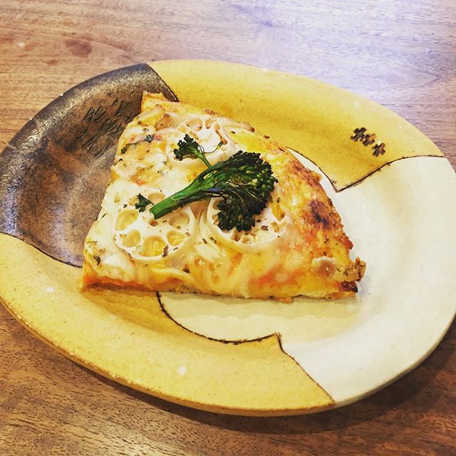 いつもの朝。ワンツーメニーモーニングスさんの野菜ピザを食べて迎えます。幸せ。器は小泊良さん。#ワンツーメニーモーニングス#いつもの朝 #小泊良