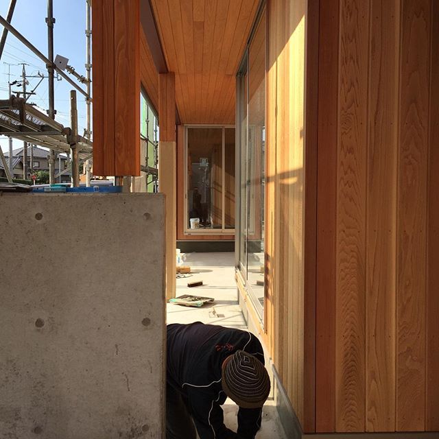 K.M houseエントランスのRCと杉柱、外壁はウェスタンレッドシダー。今日は左官屋さんが基礎巾木を仕上げています。来週はデッキテラスが完成します。来月中〜下旬に完成見学会します！興味ある方は連絡下さい。詳細をお知らせします。#ラグデザイン #完成見学会 #注文住宅 #磐田市 #エントランス #ウェスタンレッドシダー #ウッドデッキ