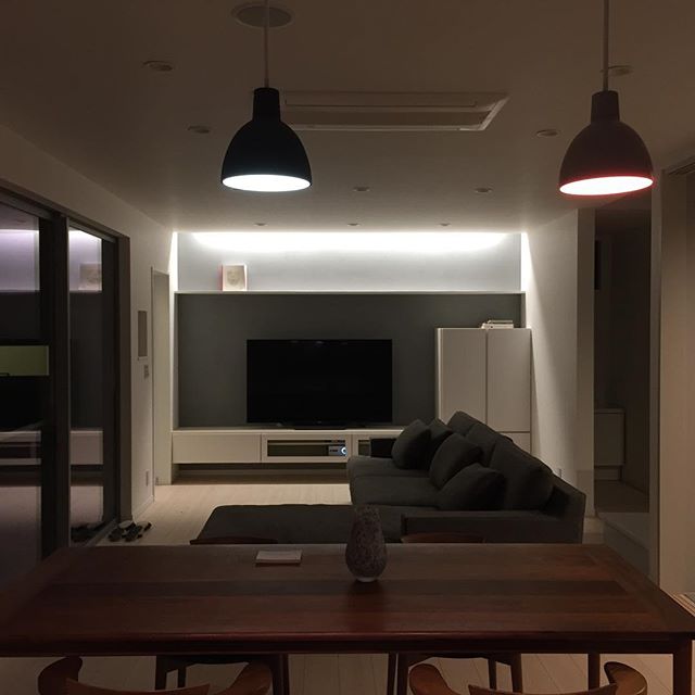 A.N house夜のリビング。テレビは65インチ。間接照明の壁はポーターズペイント。手前のペンダントはルイスポールセン.トルボー。しっとり空間でお酒でもいかが？#ラグデザイン #折々ギャラリー #ルイスポールセン #トルボー #ポーターズペイント #注文住宅 #ソファ専門店 #間接照明