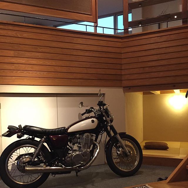 2008年製SR400カスタム。とラグデザインオフィス。ガレージオフィス︎ #バイクガレージ #ラグデザイン #yamaha #sr400 #磐田市