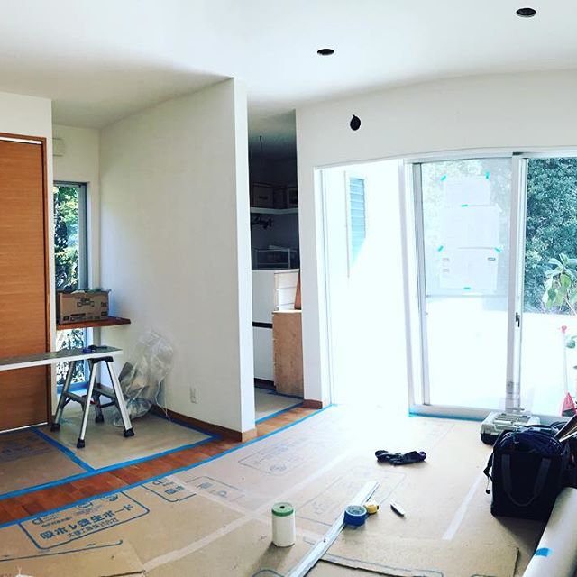 ベッドルームリフォーム。天井、壁をレッドシダーに。ベッド近くには読書灯を設け、より使いやすく、気持ち良い空間になります。
