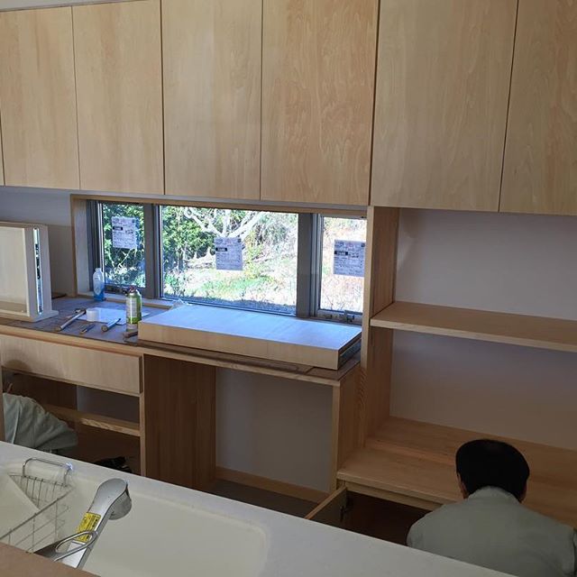いよいよ建具屋さん登場です。造作家具が仕上るとテンション上がります！磐田市豊浜の家完成見学会は2月17.18.19日#ラグデザイン #磐田市 #完成見学会