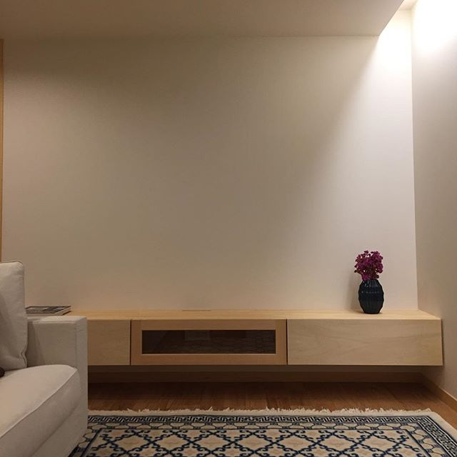 「K.M house」 照明の光、横長のナチュラルTVボードにホワイト&ブルーのmuni carpets。そして清楚なホワイト生地のソファ。ナチュラルモダンリビングに仕上がりました。こんなリビングいかがでしょうか？#ラグデザイン #磐田市 #注文住宅 #municarpets #折々ギャラリー #間接照明 #空間デザイン#設計事務所 #平屋