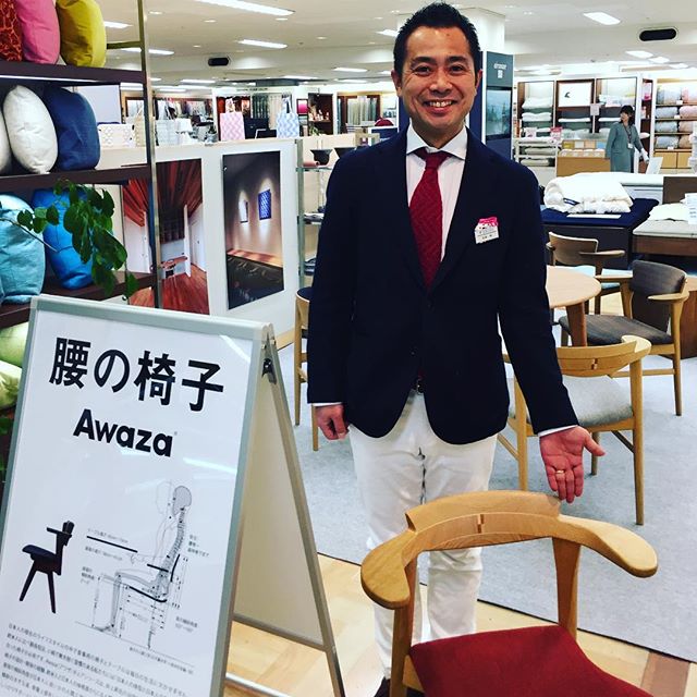 ラグデザインのアンテナショップ折々が、今日から1週間、遠鉄百貨店7F上がってすぐ左側で出店してます！良かったら遊びに来てね。#遠鉄百貨店#腰の椅子
