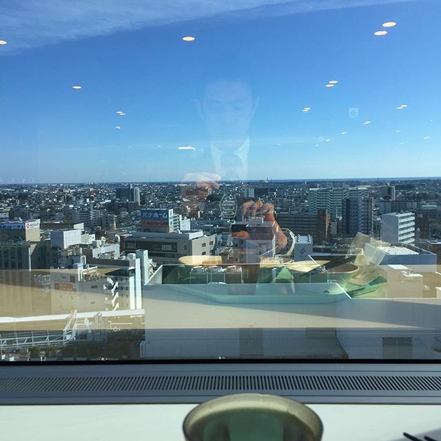 今日は1日遠鉄百貨店へ腰の椅子Awazaの営業してます。オープンから4時間沢山のお客様が来店して頂き、やっと昼食。有り難いですね。有り難い事に社員食堂からの眺めはテンションを更に上げてくれます！万歳！#遠鉄百貨店 #腰の椅子 #設計事務所 #ラグデザイン