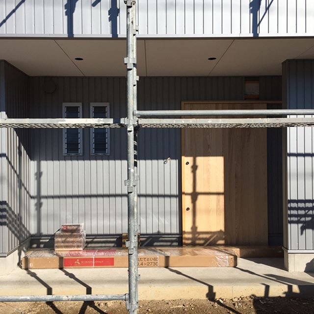 袋井市 「M.K house」今朝は袋井市へ大型の木製玄関引き戸には理由があります。バイクを愛するオーナー様の要望に応えて…ハーレーダビットソンを玄関引き戸の向こう側は玄関+ガーレジ。栗材の引き戸とシルバーのガルバがカッコイイですね。使い勝手と大人ゴコロ擽ぐる家ですよ。今月完成に向けてラストスパートです。