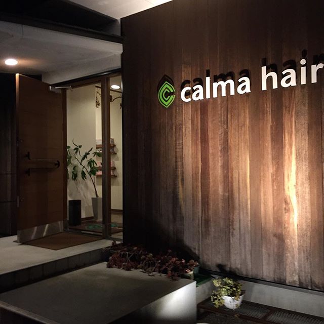 7年前に施工した美容院calma hairさん。明日の美容院改修工事の参考に撮影させていただきました。夜遅くにご協力ありがとうございます！#美容院 #calma hair#磐田市 #ラグデザイン #店舗改装工事