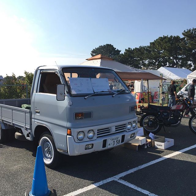 1985年製エルフ譲ります。ラグデザイン、オリジナルペイント大切に乗っていただける方募集中！11月に車検取得。ブレーキホース等、消耗品交換済みです。エンジンも一発手動。コラムシフト。価格900000円税込み登録費用は別途宜しくお願いします！
