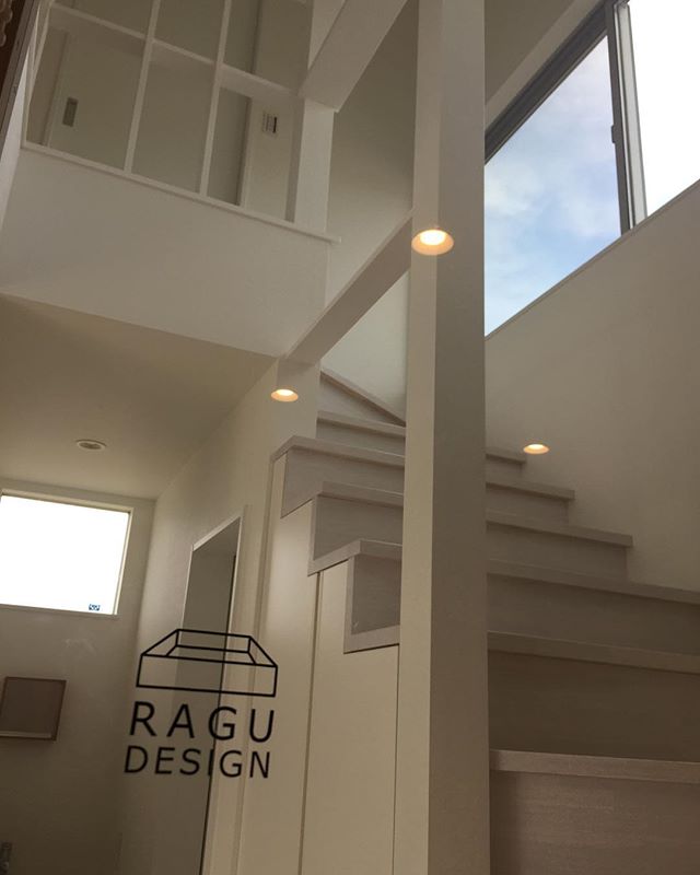 嬉しいね！アフターで訪ねたA.N house引き渡し時に渡したカッティングシート家の中心に貼ってくれました。綺麗な階段にロゴが光ります。感無量です。ありがとうございます！#ラグデザイン #カッティングシート #階段 #感無量