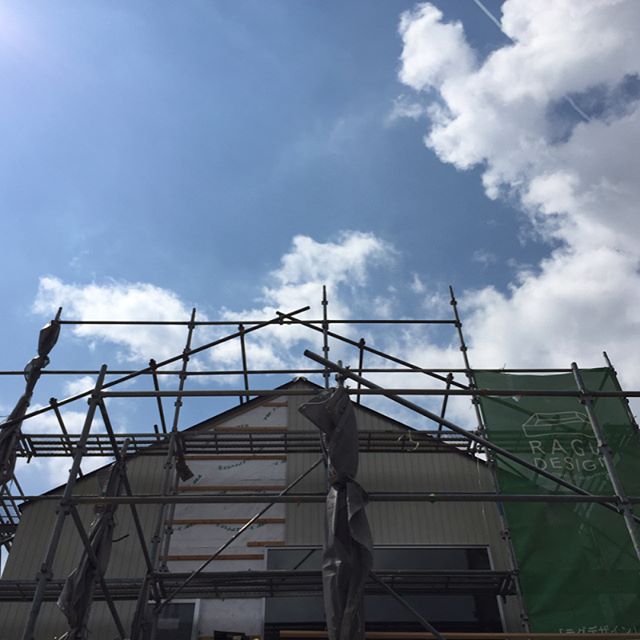 今日は現場廻りの日。次は袋井市の「O.Y house」へ茶畑の中に建つバイクガレージ付きの家。こちらも外部工事が大詰め。内部では栗のフローリングを伊藤棟梁が丁寧に施工しています。借景を借りた窓の位置が魅力になっていますが、今は写真撮れないので、お楽しみに。